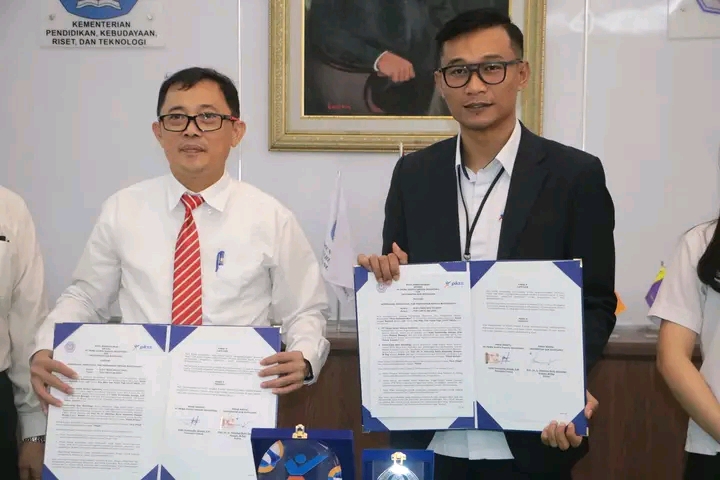 Rektor Unsrat Prof. Dr. Ir. Oktovian Sompie, M.Eng, IPU setelah menandatangani MoU dengan PT. Prima Karya Sarana Sejahtera (PKSS) diwakili Branch Manager Anky Octorindha Atmaja, SSi (Foto : Dok. Unsrat)