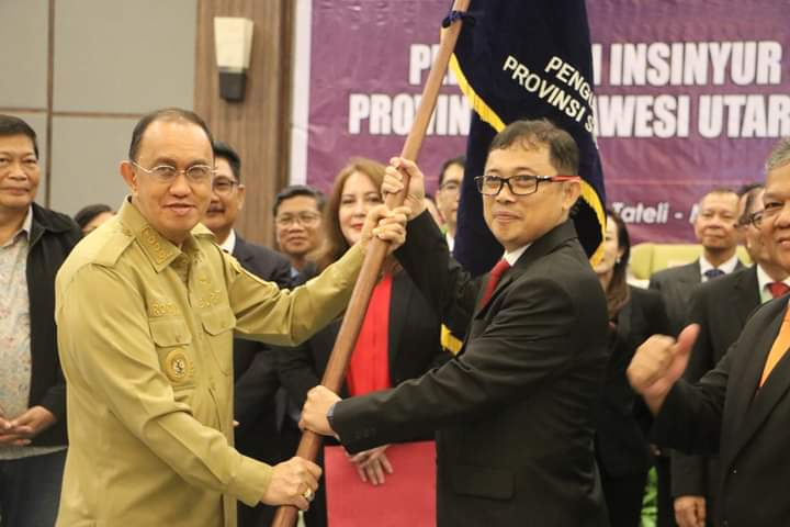 Serah terima jabatan ketua PII Sulut dari Dr. Ir. Royke Roring kepada Prof. Dr. Ir. Oktovian Sompie M.Eng. IPU (Foto : Dok.Unsrat)