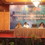 Rektor Unsrat Prof. Oktovian Sompie saat memberi sambutan di Peningkatan Kapasitas Fasilitator Safe Hospital Tingkat Provinsi, bertempat di Swissbell Hotel (Foto : Dok.Unsrat)