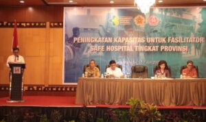 Rektor Unsrat Prof. Oktovian Sompie saat memberi sambutan di Peningkatan Kapasitas Fasilitator Safe Hospital Tingkat Provinsi, bertempat di Swissbell Hotel (Foto : Dok.Unsrat)