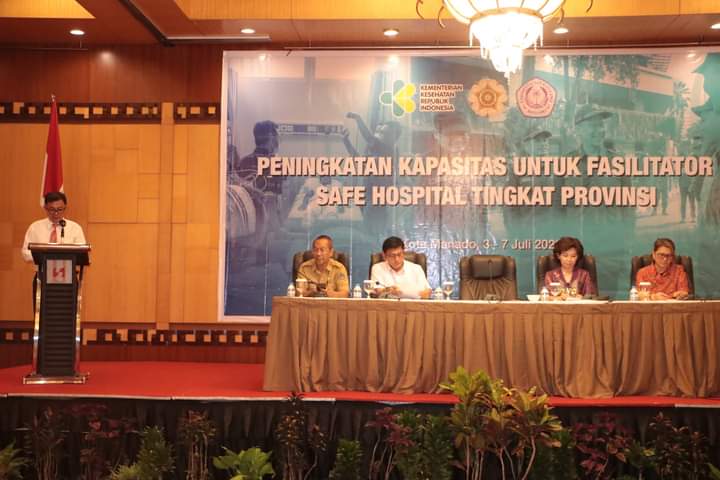 unsrat Rektor Unsrat Prof. Oktovian Sompie saat memberi sambutan di Peningkatan Kapasitas Fasilitator Safe Hospital Tingkat Provinsi, bertempat di Swissbell Hotel (Foto : Dok.Unsrat)