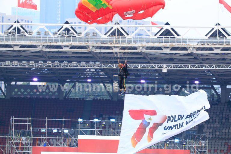 Atraksi Terjun Payung TNI-Polri Meriahkan HUT Bhayangkara ke 77