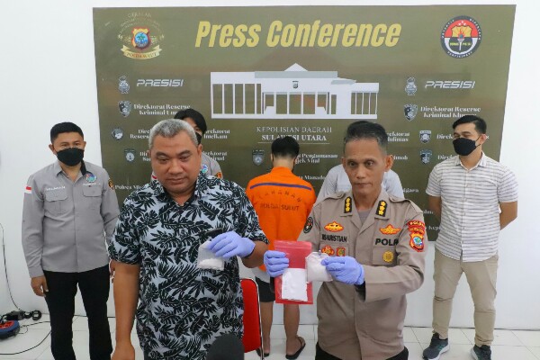Kabid Humas Polda Sulut Kombes Pol Iis Kristian bersama Dirresnarkoba Kombes Pol Budi Samekto, di Balai Wartawan Polda Sulut, Jumat (21/7/2023).