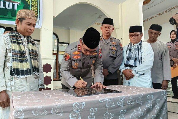 Kapolda Sulawesi Utara Irjen Pol Setyo Budiyanto meresmikan gapura dan pagar Masjid Nurul Jihad Polda Sulut, Jumat (21/7/2023) siang, usai Sholat Jumat.