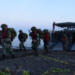 Latihan Armada Jaya XLI, Prajurit Brigif 2 Marinir Serbu Pantai Banongan Situbondo