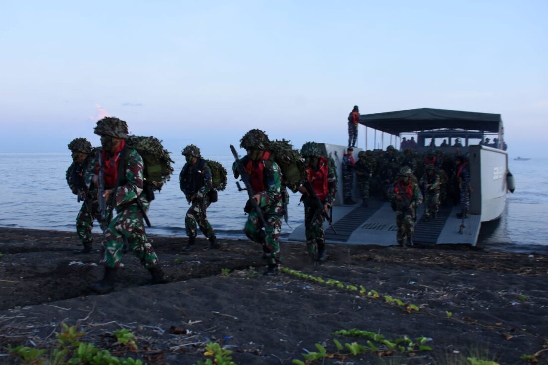 Latihan Armada Jaya XLI, Prajurit Brigif 2 Marinir Serbu Pantai Banongan Situbondo