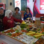 Pemotongan tumpeng oleh Kapolda Sulut didampingi Ketua Pengurus Daerah Bhayangkari Sulut Ny. Henny Setyobudi.