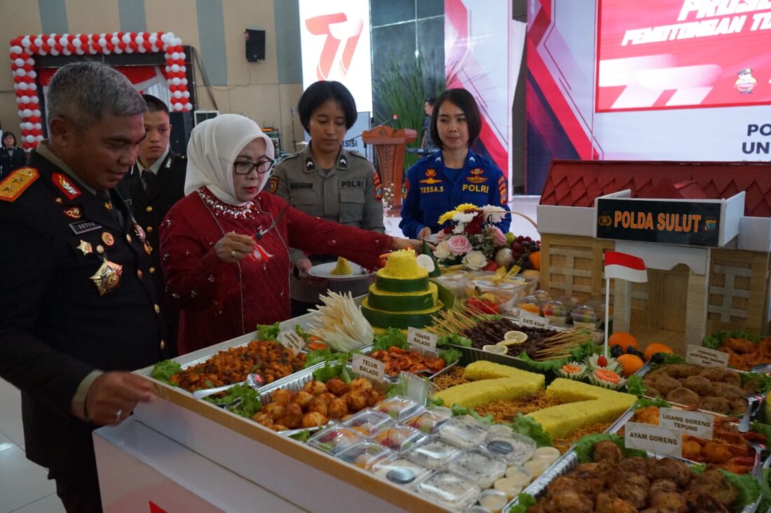 Pemotongan tumpeng oleh Kapolda Sulut didampingi Ketua Pengurus Daerah Bhayangkari Sulut Ny. Henny Setyobudi.