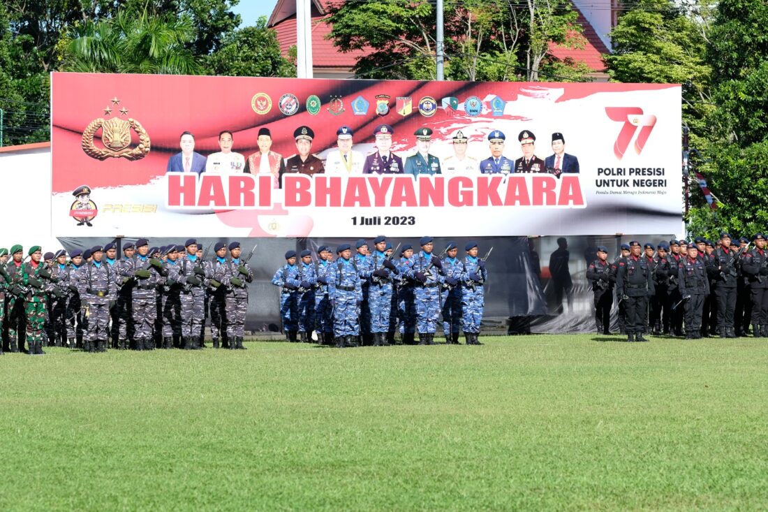 Polda Sulawesi Utara (Sulut) menggelar upacara peringatan Hari Bhayangkara ke-77 tahun 2023, di lapangan Kantor Gubernur Sulut, Jalan 17 Agustus Kota Manado, pada Sabtu (1/7) pagi.