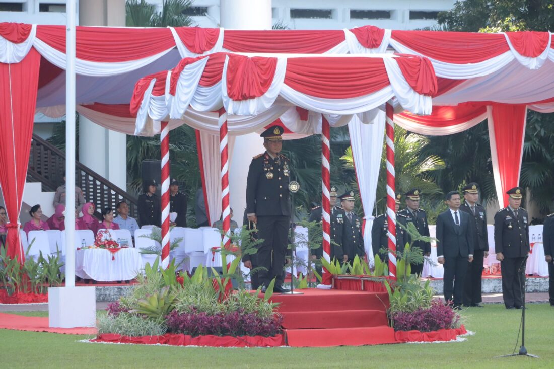 Kapolda Sulut Irjen Pol Setyo Budiyanto, selaku inspektur upacara.