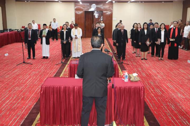 Rektor Universitas Sam Ratulangi Prof. Dr. Ir. Oktovian Berty Alexander Sompie M.Eng. IPU. Asean. Eng saat melantik pejabat Unsrat (Foto : Dok. Unsrat)