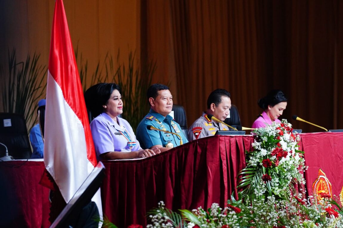 Panglima TNI Laksamana TNI Yudo Margono, S.E., M.M. saat memberikan pembekalan kepada 833 Calon Perwira Remaja (Capaja) TNI-Polri di Gedung Balai Sudirman, Menteng Dalam, Jakarta Selatan, Jumat (21/7/2023).