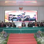 Rektor Unsrat Prof. Dr. Ir. Oktovian Berty Alexander Sompie, M.Eng, IPU saat pelaksanaan wisuda Unsrat Periode V Tahun Akademik (TA) 2022/2023 (Foto : Humas Unsrat)