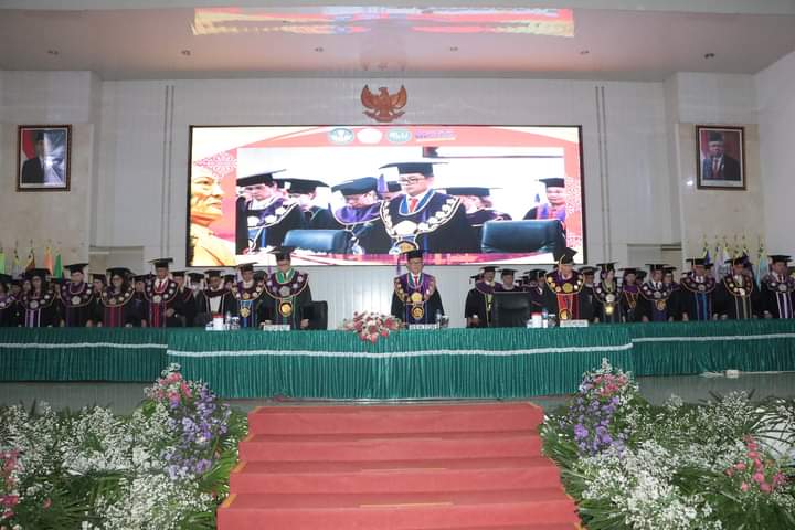 Rektor Unsrat Prof. Dr. Ir. Oktovian Berty Alexander Sompie, M.Eng, IPU saat pelaksanaan wisuda Unsrat Periode V Tahun Akademik (TA) 2022/2023 (Foto : Humas Unsrat)