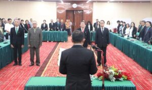 Rektor Unsrat Prof. Dr. Ir. Oktovian Berty Alexander Sompie, M.Eng, IPU saat melantik Ketua, Sekretaris dan Anggota Senat Unsrat periode 2023 - 2027 (Foto : Humas Unsrat)