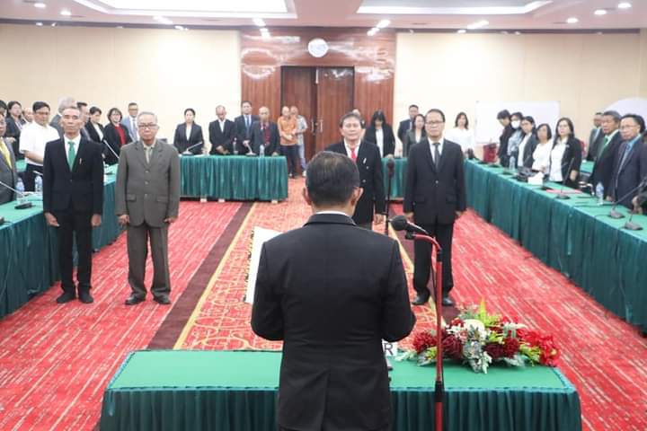 Rektor Unsrat Prof. Dr. Ir. Oktovian Berty Alexander Sompie, M.Eng, IPU saat melantik Ketua, Sekretaris dan Anggota Senat Unsrat periode 2023 - 2027 (Foto : Humas Unsrat)