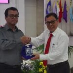 Rektor Unsrat Prof Berty Sompie bersama Gubernur Lembaga Ketahanan Nasional (Lemhanas) RI, Andi Widjajanto (Foto : Humas Unsrat)