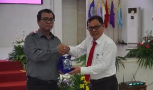 Rektor Unsrat Prof Berty Sompie bersama Gubernur Lembaga Ketahanan Nasional (Lemhanas) RI, Andi Widjajanto (Foto : Humas Unsrat)