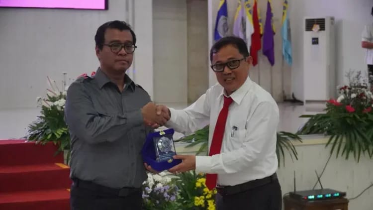 Rektor Unsrat Prof Berty Sompie bersama Gubernur Lembaga Ketahanan Nasional (Lemhanas) RI, Andi Widjajanto (Foto : Humas Unsrat)