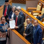 Rapat paripurna DPR RI akhirnya memutuskan mengesahkan Rancangan Undang-undang (RUU) Kesehatan menjadi undang-undang (UU) Kesehatan pada sidang paripurna DPR RI pada masa persidangan V Tahun sidang 2022-2023 pada hari ini Selasa (11/7).