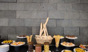 Santai sejenak dari rutinitas dan Nikmati Kopi, Teh dan snack sambil ditemani indahnya pemandangan Sunset dari Napoleon Restaurant.