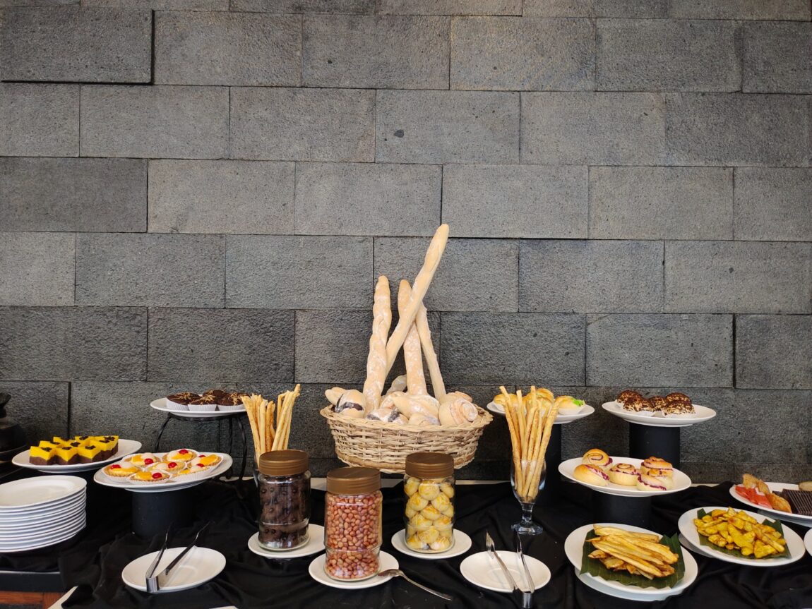 Santai sejenak dari rutinitas dan Nikmati Kopi, Teh dan snack sambil ditemani indahnya pemandangan Sunset dari Napoleon Restaurant.