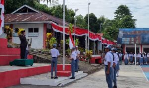 Kepsek SMK Negeri 1 Airmadidi Weddy Onibala saat menjadi inspektur upacara HUT ke-78 Kemerdekaan Republik Indonesia.