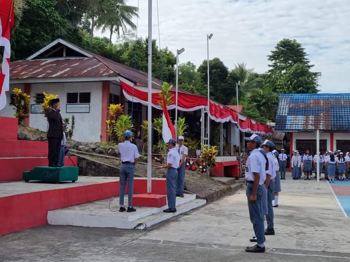 SMK N I Aermadidi Kepsek SMK Negeri 1 Airmadidi Weddy Onibala saat menjadi inspektur upacara HUT ke-78 Kemerdekaan Republik Indonesia.