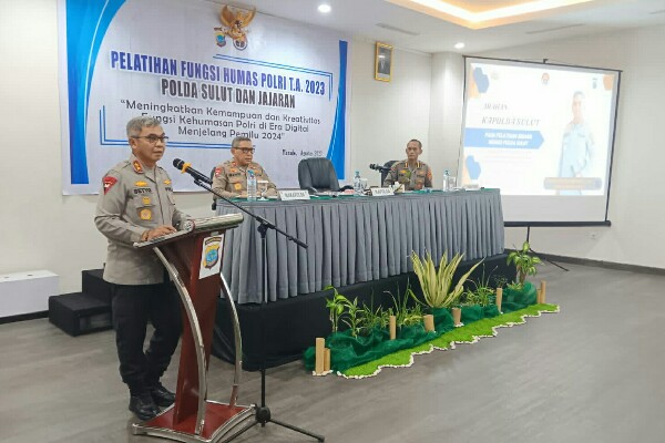 Kapolda Sulawesi Utara Irjen Pol Setyo Budiyanto membuka pelatihan kehumasan Polri, yang diikuti oleh personel pengemban fungsi kehumasan Polda Sulut dan jajaran, di Hotel Granwhizz Manado, Kamis (3/8/2023).
