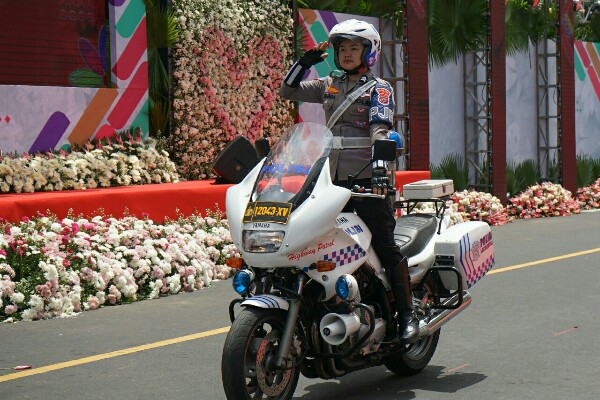 Polisi Wanita yang betugas di Polda Sulawesi Utara turut ambil bagian dalam kegiatan Turnamen Of Flower (TOF) yang digelar di Kota Tomohon, Sabtu (12/8/2023).