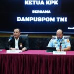 Komandan Pusat Polisi Militer (Danpuspom) TNI Marsekal Muda (Marsda) TNI Agung Handoko saat konferensi pers bersama Ketua KPK Firli Bahuri di Puspen TNI Cilangkap, Jakarta Timur, Senin (31/7/2023).