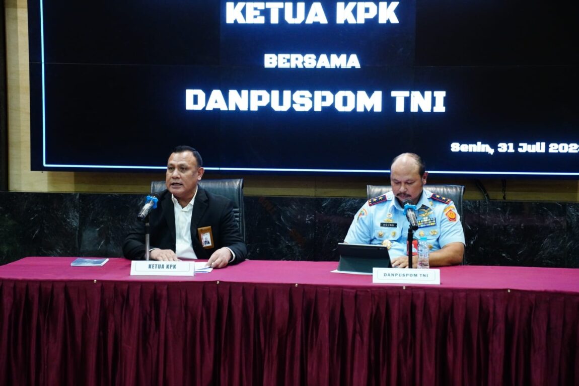Komandan Pusat Polisi Militer (Danpuspom) TNI Marsekal Muda (Marsda) TNI Agung Handoko saat konferensi pers bersama Ketua KPK Firli Bahuri di Puspen TNI Cilangkap, Jakarta Timur, Senin (31/7/2023).