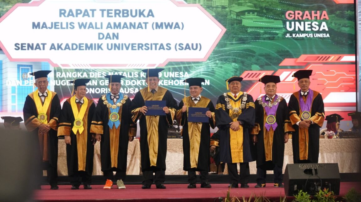 Sekretaris Jenderal Kementerian Hukum dan HAM (Kemenkumham), Komjen Pol. Andap Budhi Revianto menerima Penganugerahan Gelar Doktor Kehormatan (Honoris Causa) dari Universitas Negeri Surabaya (Unesa).