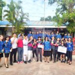 Kepala SMP Negeri 7 Manado Syenny Waworuntu, S.Pd menyerahkan Piagam penghargaan dan hadiah kepada pemenang - pemenang lomba selesai upacara HUT ke 78 Kemerdekaan RI.