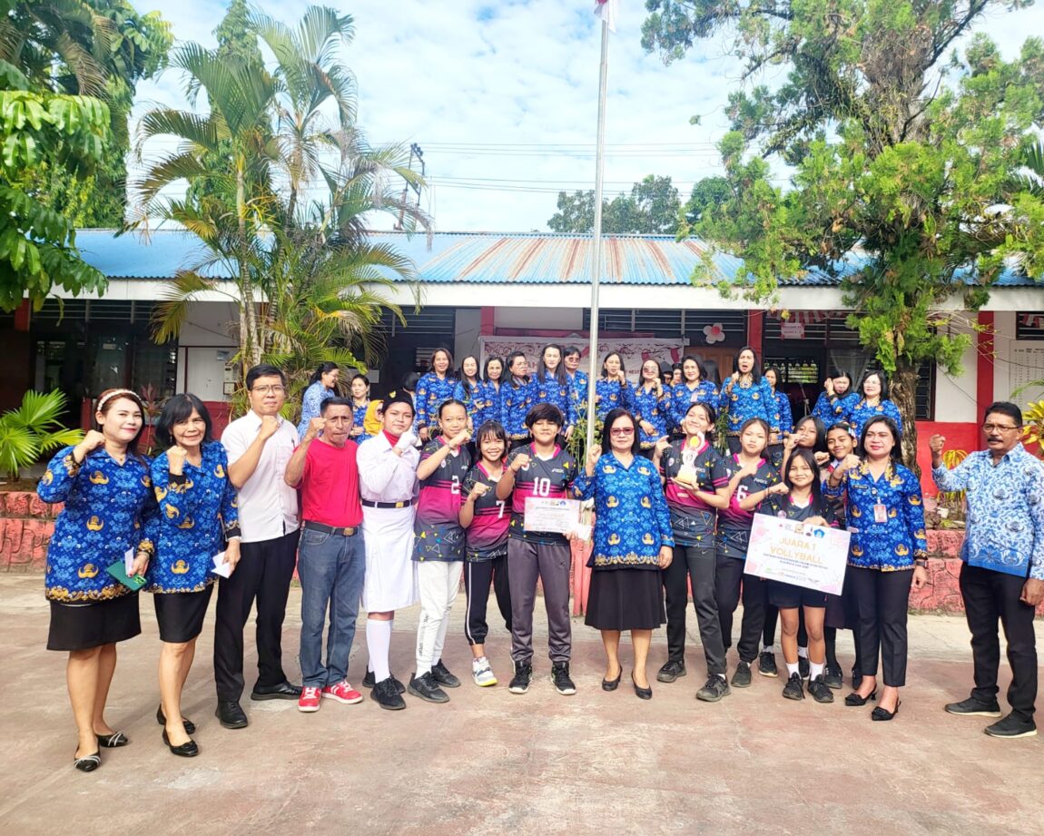 Kepala SMP Negeri 7 Manado Syenny Waworuntu, S.Pd menyerahkan Piagam penghargaan dan hadiah kepada pemenang - pemenang lomba selesai upacara HUT ke 78 Kemerdekaan RI.