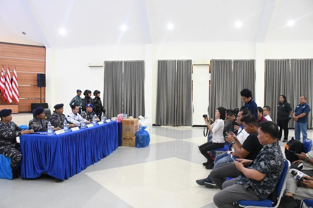 Komandan Lantamal VIII Manado Laksamana Pertama TNI Nouldy J. Tangka, saat konferensi pers di Mako Lantamal VIII, Jumat (04/08).