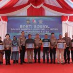 Kombes Pol Rachmad Iswan Nusi menyerahkan bingkisan