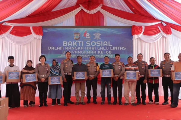 Kombes Pol Rachmad Iswan Nusi menyerahkan bingkisan