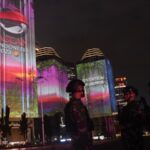 Prajurit TNI berjaga dengan latar belakang pertunjukan video mapping saat Gala Dinner KTT ke-43 ASEAN 2023 di Senayan, Jakarta, Rabu (6/9/2023). - (Media Center KTT ASEAN 2023)