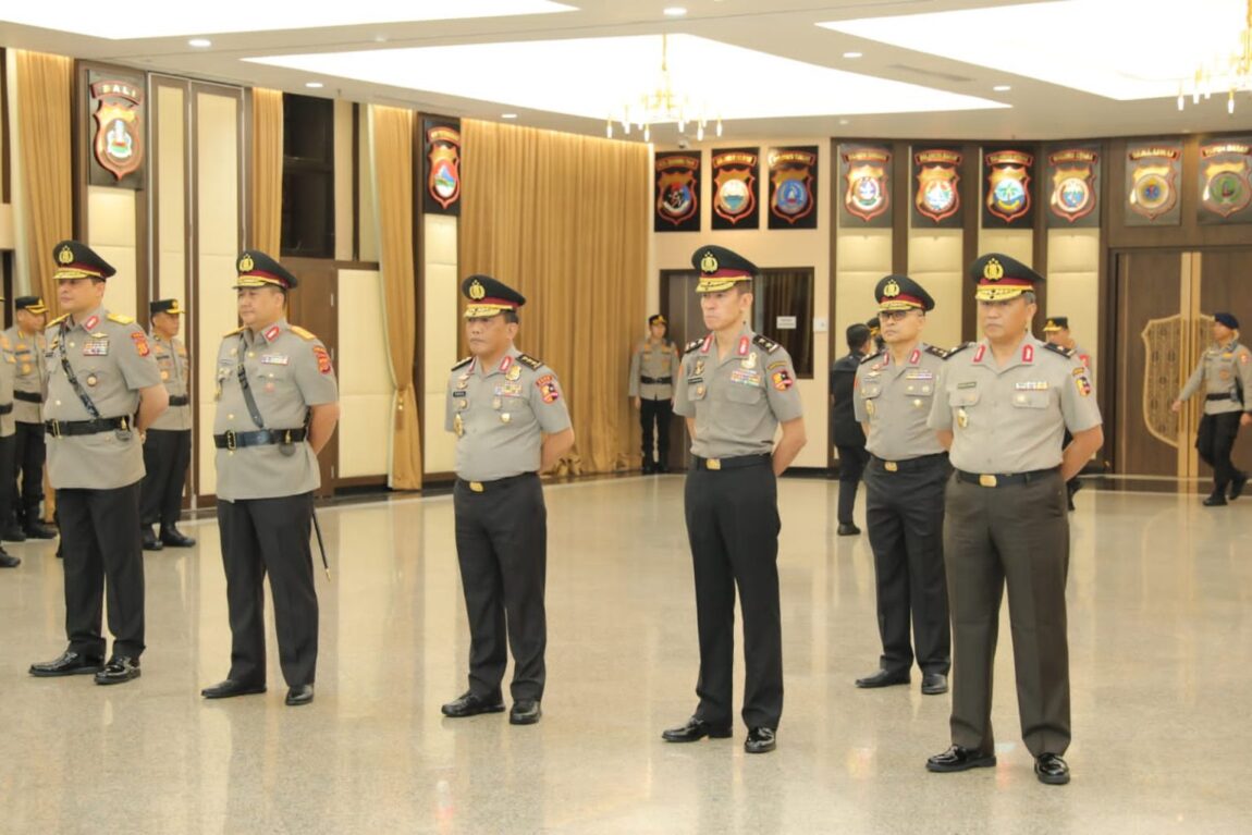 Kepolisian Negara Republik Indonesia (Polri),menggelar upacara laporan kenaikan pangkat ke dan dalam golongan Pati (Perwira Tinggi) Polri serta serah terima jabatan Kapolda Aceh Hari ini di Rupattama Mabes Polri, 