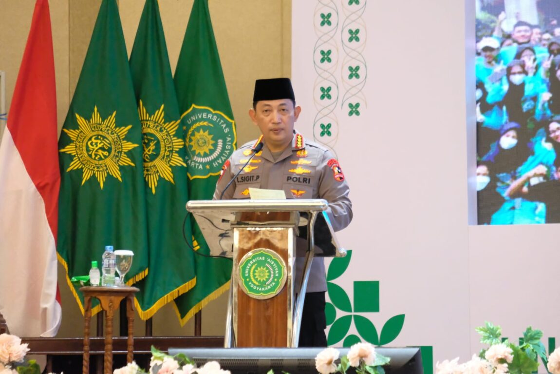 Kapolri Jenderal Polisi Drs. Listyo Sigit Prabowo, M.Si., memberikan kuliah kebangsaan kepada Mahasiswa baru Universitas Aisyiyah Yogyakarta, Jumat (29/9/23).