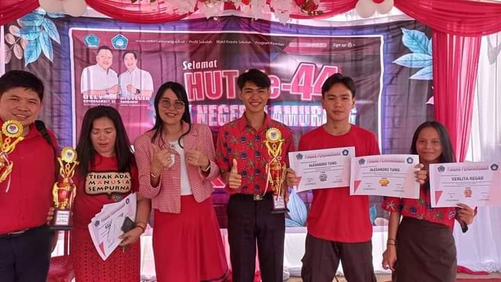 Kepala SMK Negeri 1 Amurang, Jevie Jane Maliangkay, S.Pd (ke 3 dari kiri) bersama pemenang lomba HUT SMKN 1 Amurang