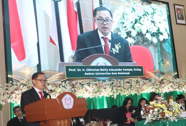 Rektor Unsrat Prof. Dr. Ir. Oktovian Berty Alexander Sompie, M.Eng. ASEAN Eng, IPU saat pelantikan dokter (Foto Dok. Unsrat)