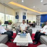 Kakanwil bersama tim menyambangi Direktorat Pengawasan dan Penindakan Keimigrasian yang disambut oleh Direktur Pengawasan Penindakan Keimigrasian, Surya Mataram.