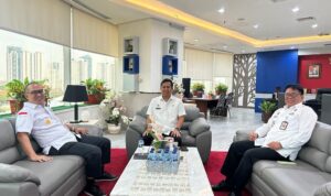 Kakanwil bersama tim menyambangi Direktorat Pengawasan dan Penindakan Keimigrasian yang disambut oleh Direktur Pengawasan Penindakan Keimigrasian, Surya Mataram.