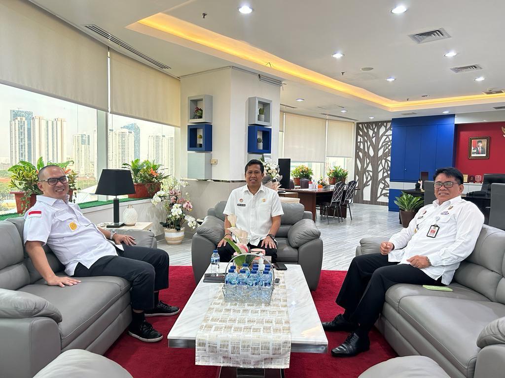 Ronald Lumbuun Kakanwil bersama tim menyambangi Direktorat Pengawasan dan Penindakan Keimigrasian yang disambut oleh Direktur Pengawasan Penindakan Keimigrasian, Surya Mataram.