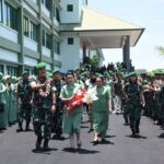 Tampak  Letjen TNI Alfret Denny Tuejeh  dan Ibu meninggalkan Makodam XIII/Merdeka.