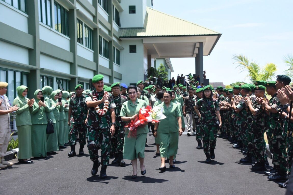 Tampak  Letjen TNI Alfret Denny Tuejeh  dan Ibu meninggalkan Makodam XIII/Merdeka.