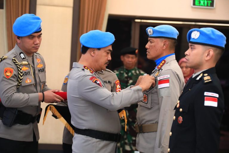 Wakil Kepala Kepolisian Negara Republik Indonesia (Wakapolri) Komjen. Pol. Agus Andrianto memimpin Upacara Purna Tugas Kontingen Gharba Satgas FPU 4 Minusca serta Penganugerahan Tanda Kehormatan Satyalencana Bhakti Buana di Rupattama Gedung Utama Mabes Polri, Jakarta, Selasa (26/9).