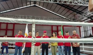 ketum pengprov Pertina Sulut, dr Silangen ke 4 dari kiri), Kabid peningkatan prestasi olahraga Dispora Sulut, Clara Montong (ke 4 dari kanan) dan Ketua panitia kejuaraan Bonyx Saweho (ke 3 dari kiri) (Foto : Ferional